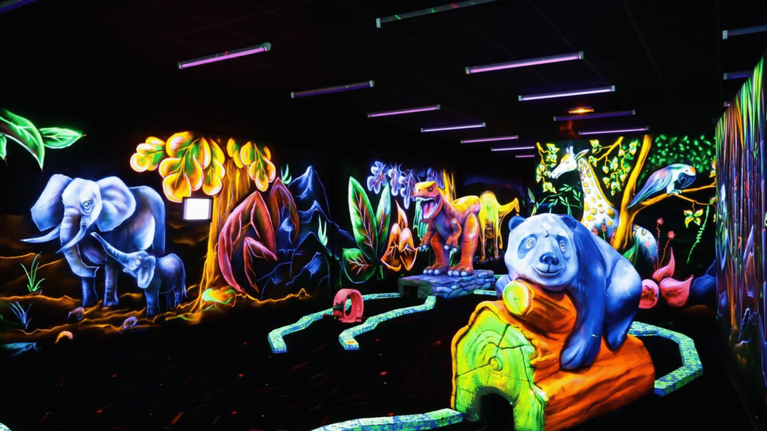 Parcours de mini golf fluorescent de l’Arena Montauban, décors peints sous lumière noire