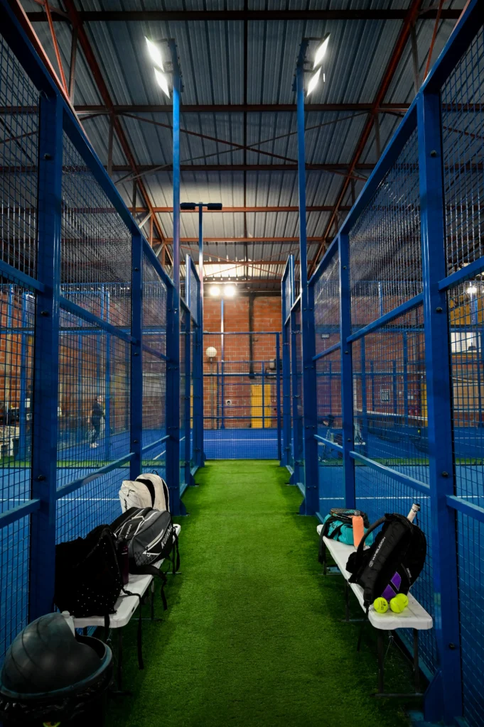 Piste de padel vitrée et couverte, éclairée, du club de Montauban