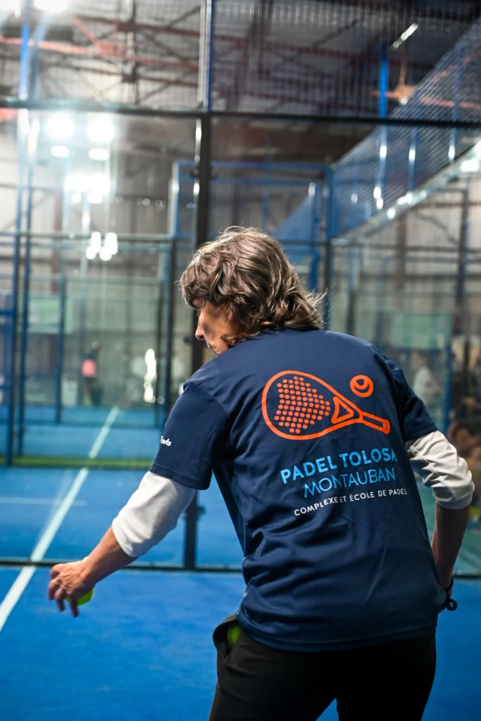Joueur en maillot Padel Tolosa Montauban raquette en main sur une piste couverte