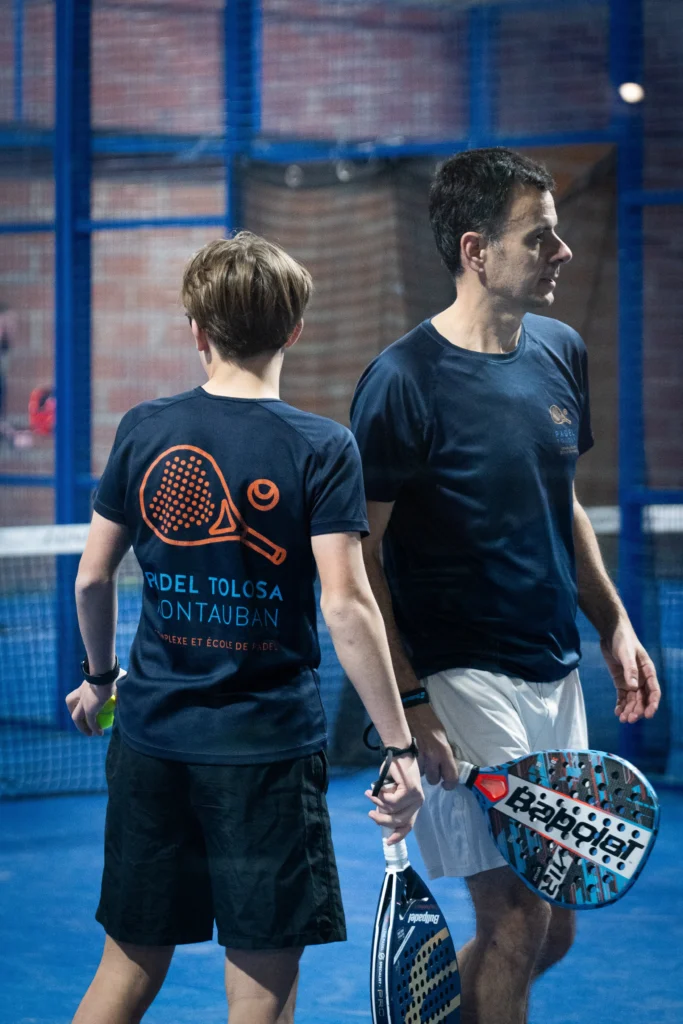 Deux joueurs aux couleurs de Padel Tolosa Montauban sur un terrain indoor