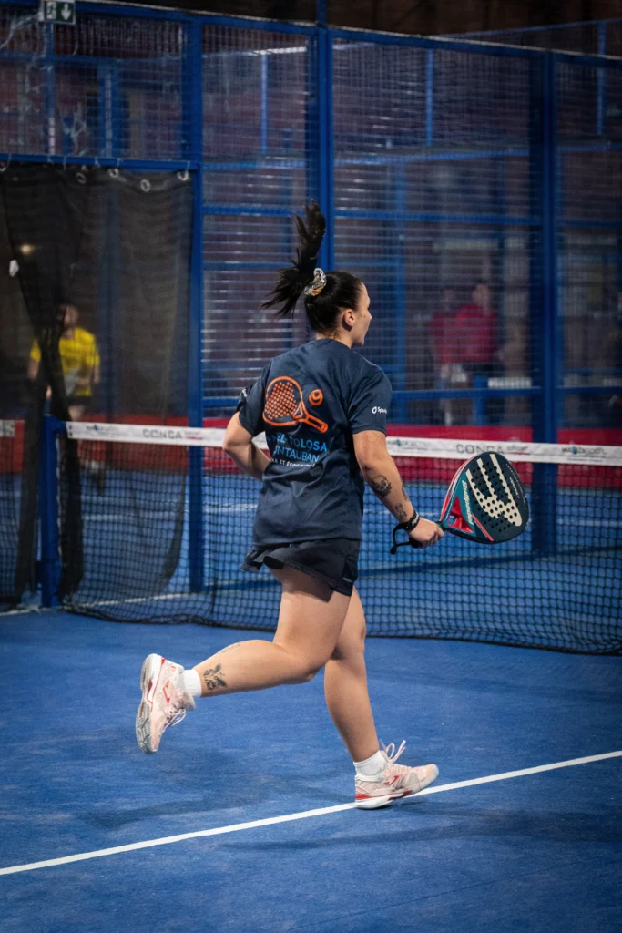 Joueuse de padel en action sur un terrain couvert à Montauban