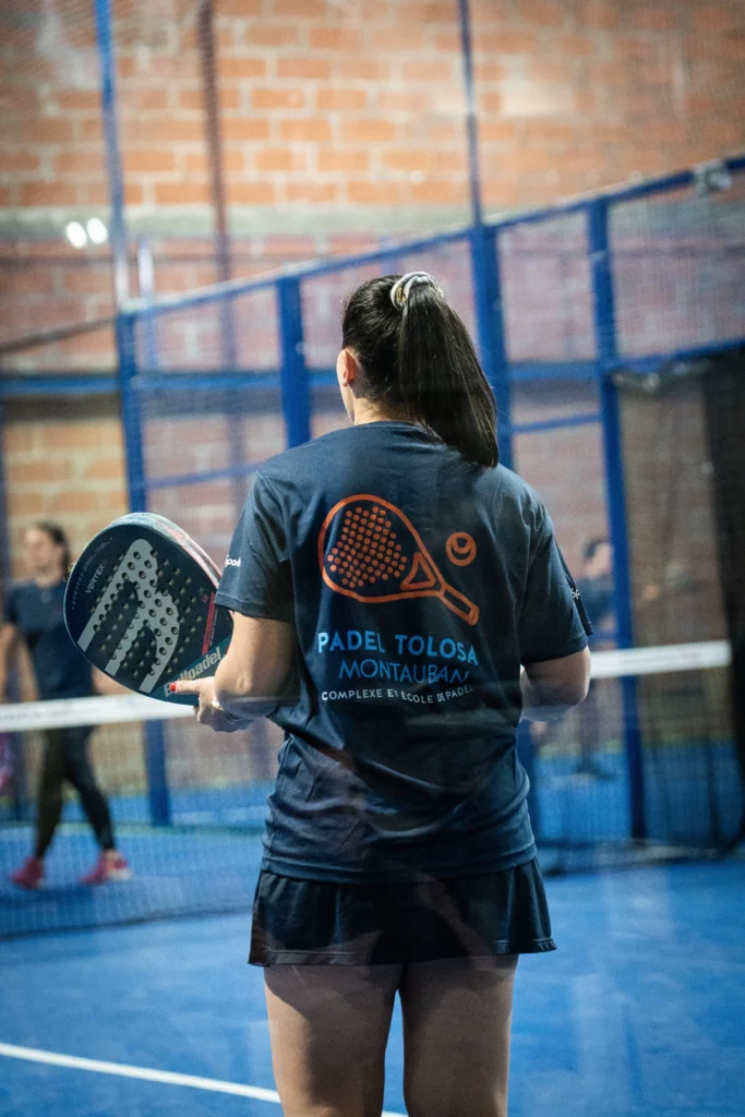 Deux raquettes de padel tenues par des joueurs du club de Montauban