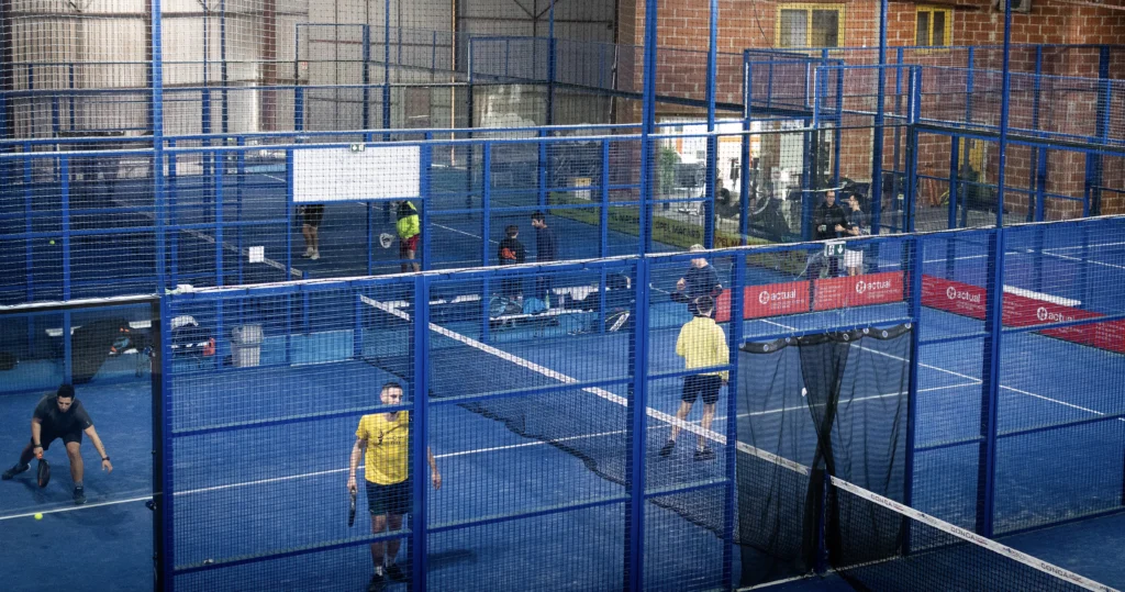 Vue large des terrains de padel indoor de Padel Tolosa Montauban