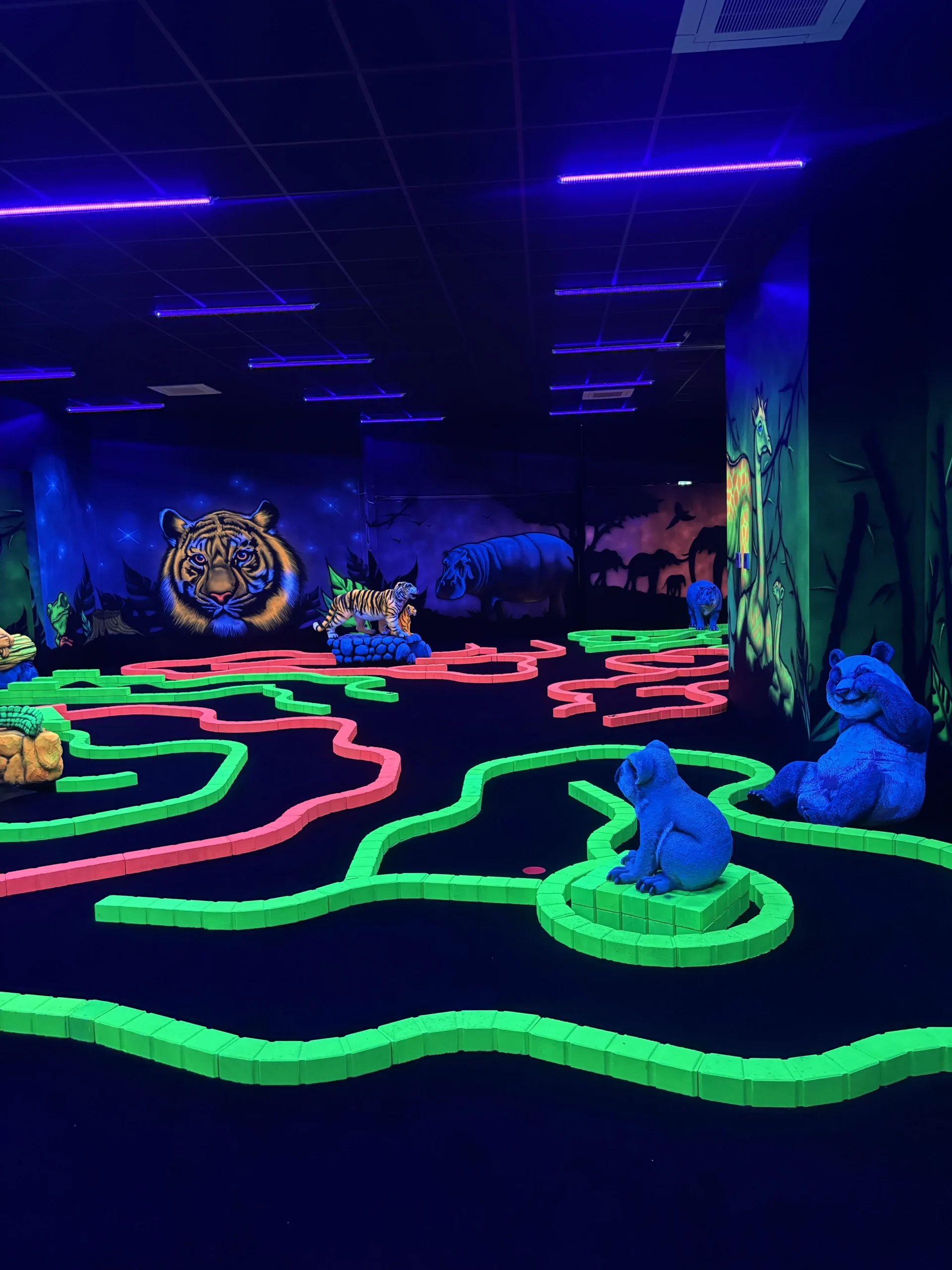 Tigre peint en fluo et pistes vertes du mini-golf indoor de Montauban