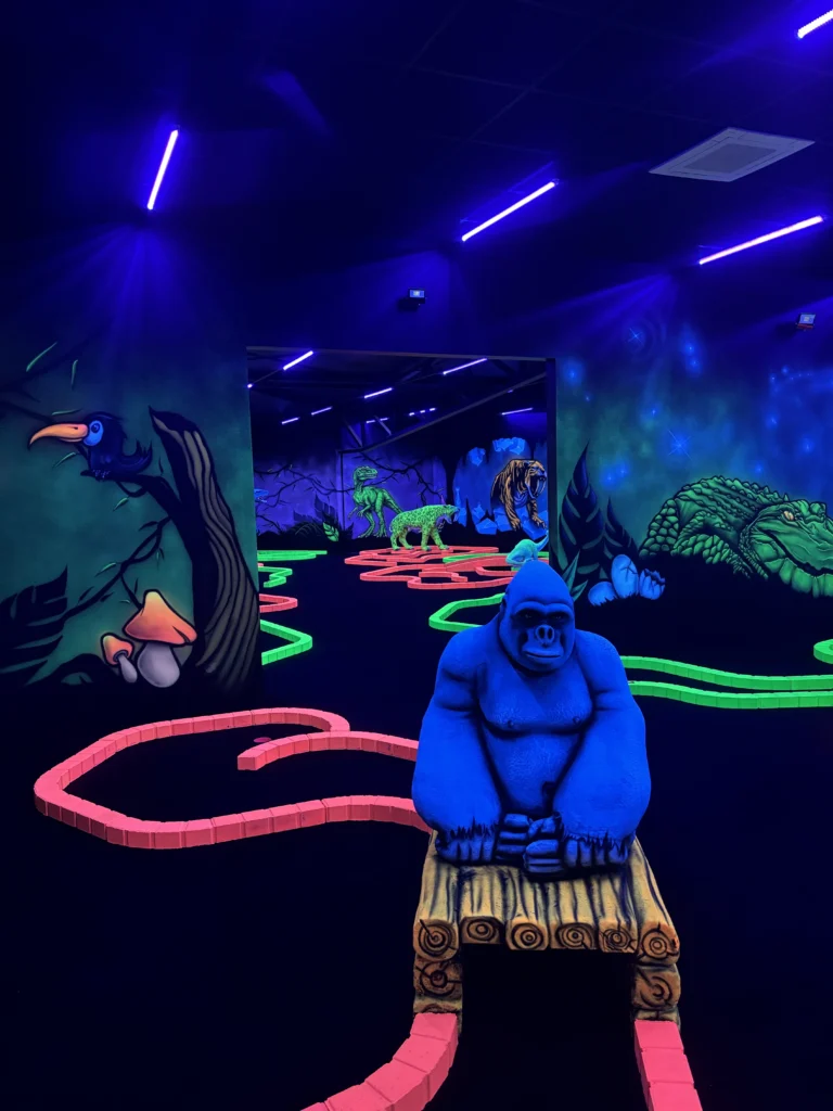 Décor de gorille fluorescent sur le parcours de mini-golf à Montauban