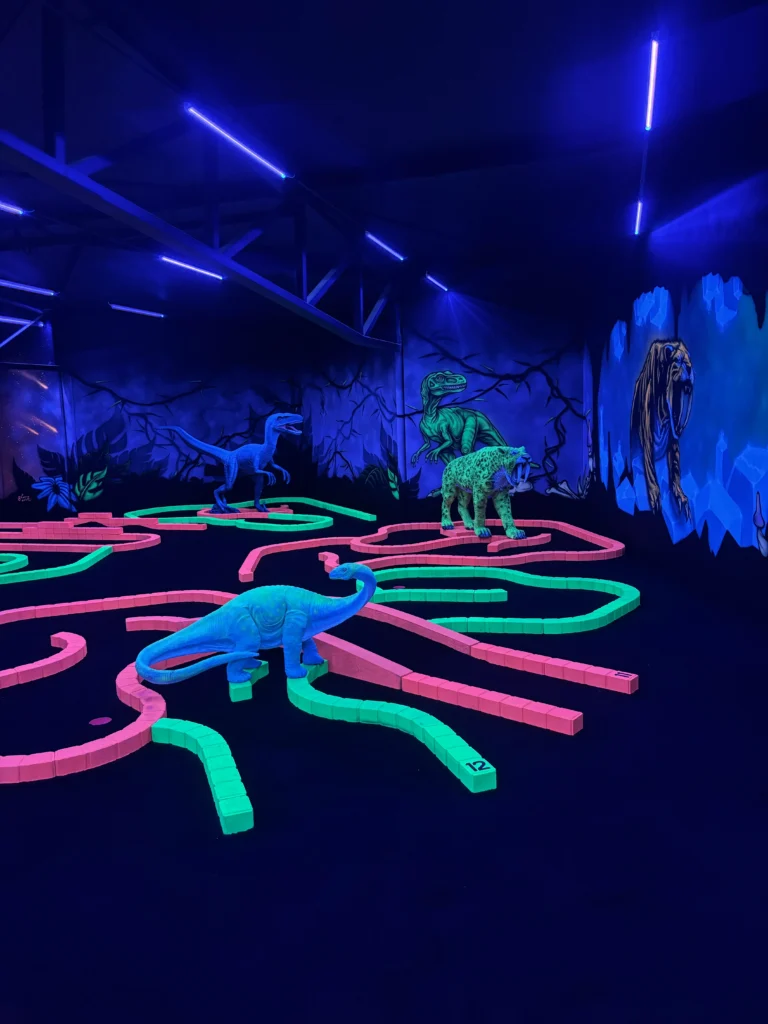 Décor de dinosaure fluorescent du mini-golf de l'Arena Montauban