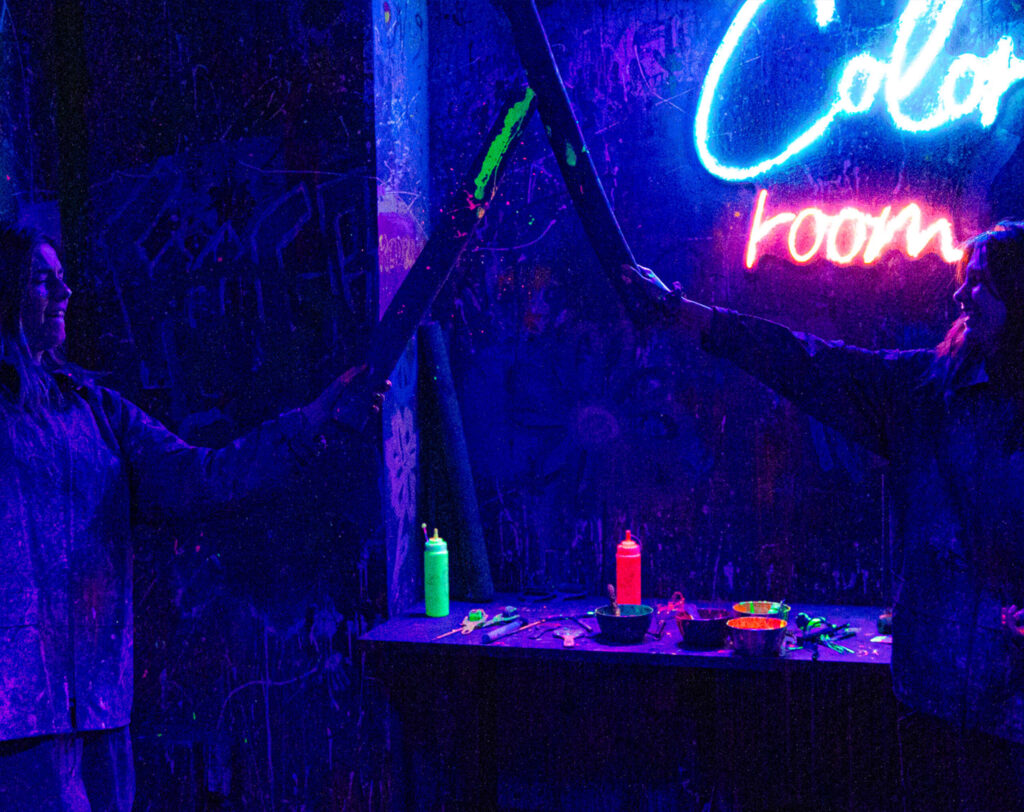 Ambiance néon de la Color Room à Montauban