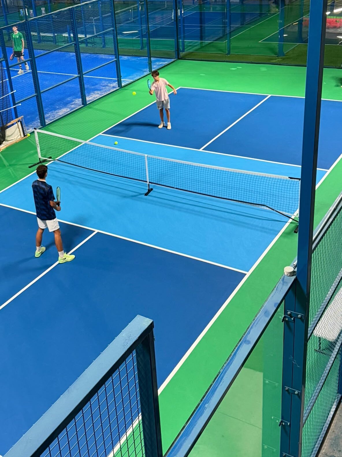 Échange de pickleball sur l’un des 2 terrains couverts de l’Arena Montauban